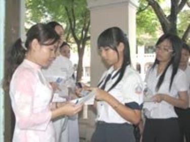 Thí sinh thi tốt nghiệp THPT năm 2008 tại một hội đồng thi ở TPHCM.