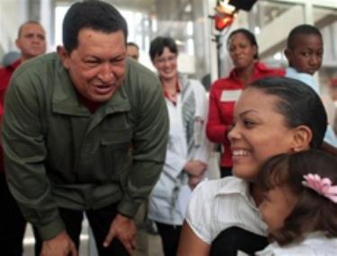 Tổng thống Chavez trong chuyến thăm tới một bệnh viện ở Caracas.