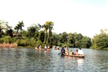 Du xuân trên hồ Minh Quân.