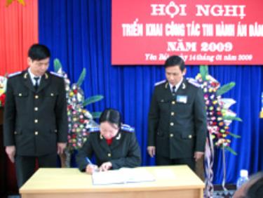 Cán bộ thi hành án ký kết giao ước thi đua năm 2009.