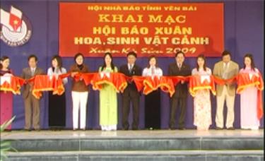 Các đồng chí lãnh đạo Ban Tây Bắc và tỉnh Yên Bái cắt băng khai mạc Hội báo xuân 2009.