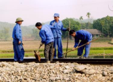 Công nhân Công ty Quản lý Đường sắt Yên Lào duy tu, bảo dưỡng đường.
Ảnh: Thu Hạnh