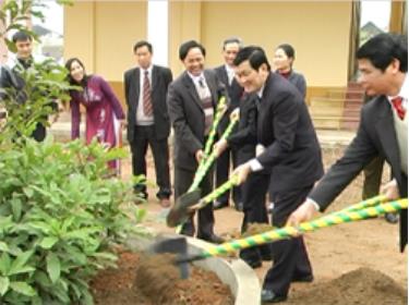 Đồng chí Trương Tấn Sang cùng các đồng chí lãnh đạo Ban chỉ đạo Tây Bắc và tỉnh Yên Bái trồng cây lưu niệm nhân dịp xuân Kỷ Sửu.