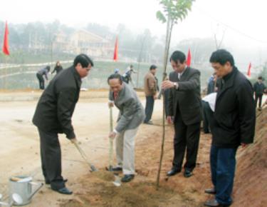 Các đồng chí lãnh đạo tỉnh và thành phố Yên Bái tham gia trồng cây.