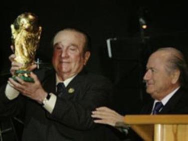 Ông Blatter (phải) chỉ muốn tổ chức World Cup tại một quốc gia.