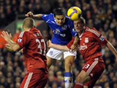 Tim Cahill (giữa) sẽ giúp Everton vượt qua Liverpool?