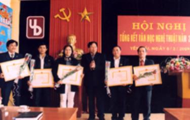 Tặng bằng khen cho các hội viên có nhiều đóng góp cho công tác hội năm 2008.