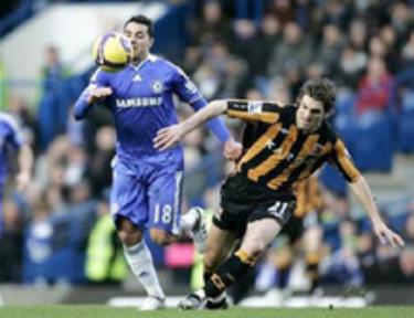 Chelsea (áo xanh) bất lực trước bứt tường phòng ngự của Hull City