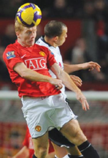 Tiền vệ Man.United Paul Scholes (trái) trong pha không chiến với Bobby Zamora (Fulham).