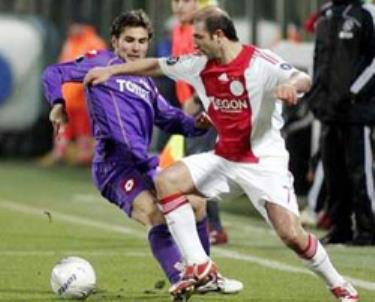 Tiền vệ Kennedy Bakircioglu (phải, tác giả bàn thắng duy nhất cho Ajax) vượt qua Adrian Mutu của Fiorentina.