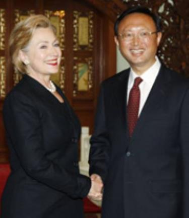 Bà Clinton gặp Thủ tướng Trung Quốc Ôn Gia Bảo.