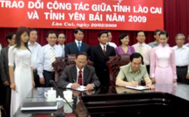 Lãnh đạo hai tỉnh ký kết chương trình hợp tác năm 2009.