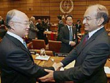 Ứng viên đề cử cho chức Giám đốc IAEA - Đại sứ Nhật tại IAEA Yukiya Amano (T) và Đại sứ Nam Phi tại IAEA là Abdul Minty chào mừng nhau tại cuộc họp của IAEA.