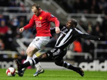 Rooney (áo đỏ) ghi bàn giúp M.U thắng Newcastle trên sân khách.