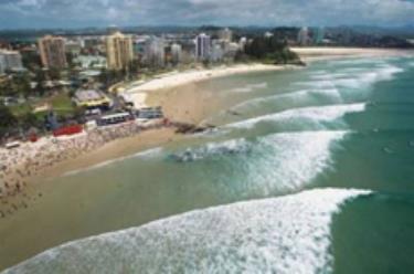 Hàng nghìn người đã rời khỏi các bãi biển của Queensland đề phòng lốc xoáy.