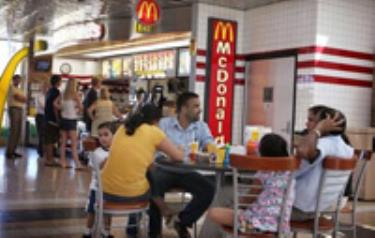 Bất chấp khủng hoảng, McDonald’s vẫn cứ sống khỏe.