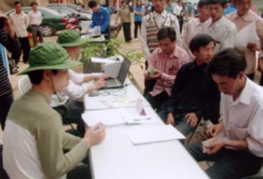 Nhiều đoàn viên thanh niên trong tỉnh được tham gia đăng ký vay vốn phát triển kinh tế gia đình. (Ảnh: Quang Thiều)