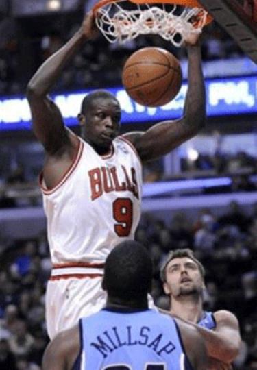 Luol Deng (9) trong một trận đấu tại giải bóng rổ nhà nghề Mỹ. 

