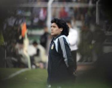 Maradona bất lực đứng nhìn các học trò thảm bại trước Bolivia.