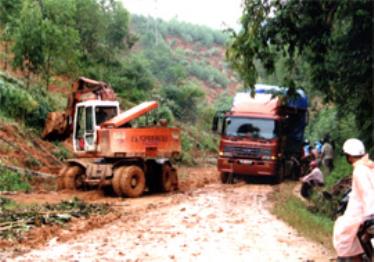 Ngành giao thông vận tải luôn chủ động phương tiện để nhanh chóng khắc phục những điểm sạt lở đảm bảo giao thông thông suốt, an toàn trong mùa mưa lũ.

