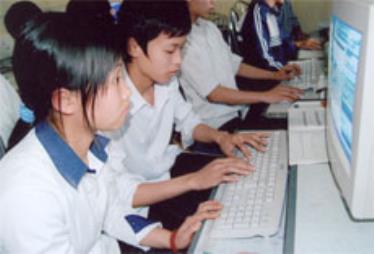 Học sinh Trường THPT (VănYên) trong giờ học tin học.