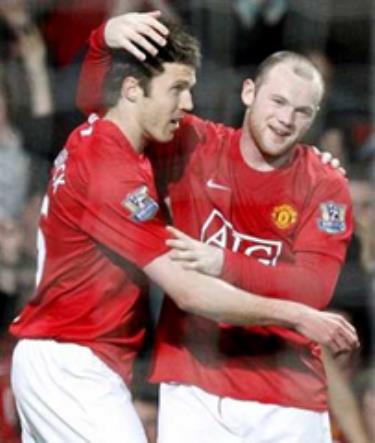 Michael Carrick (trái) và Rooney, tác giả hai bàn thắng cho Man.United.