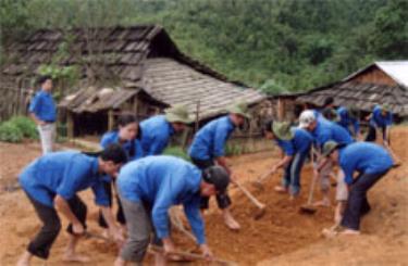 Thanh niên tình nguyện giúp dân làm đường tại xã Bản Công, huyện Trạm Tấu.