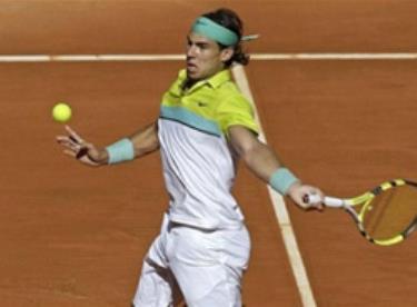 Rafael Nadal trong trận đấu với Juergen Melzer.