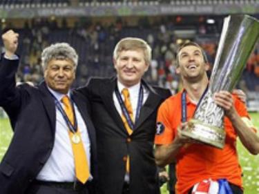 HLV Mircea Lucescu, tỷ phú Rinat Akhmetov và đội trưởng Darijo Srna với cúp vô địch UEFA Cup.
