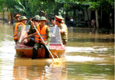 Trong lũ lớn, những phương tiện của quân đội, công an phát huy tác dụng tốt.