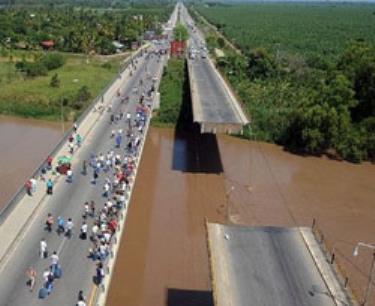 Một phần cây cầu La Democracia bắc qua sông Ulua tại El Progreso, cách thủ đô Tegucigalpa 270 km, bị sập do động đất.