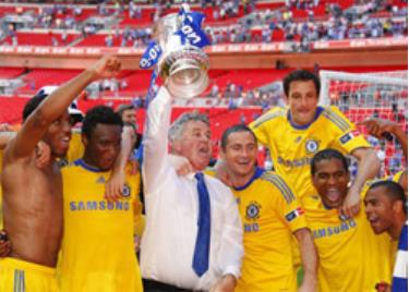 Thầy trò Guus Hiddink ăn mừng chiến thắng ở FA Cup.