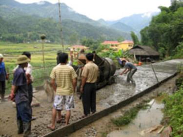 Bê tông hoá đường giao thông về xã Hát Lừu (Trạm Tấu).