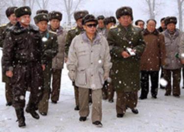 Chủ tịch Kim Jong Il (giữa) buộc tội Mỹ đang hướng các tên lửa hạt nhân vào nước này và cảnh báo chiến tranh hạt nhân có thể xảy ra trên bán đảo Triều Tiên.