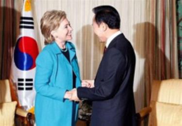 Ngoại trưởng Mỹ Hillary Rodham Clinton trong cuộc gặp với Tổng thống Hàn Quốc Lee Myung-Bak.