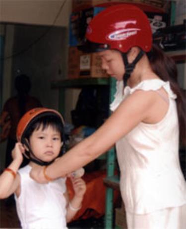 Đội mũ bảo hiểm cho bé để bảo đảm an toàn và vì tương lai con em chúng ta.
