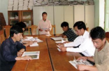 Giao ban công tác Đảng với các chi bộ thôn của Đảng bộ xã Trạm Tấu.
