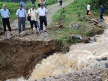 Mưa lũ gây sạt lở cắt đứt đường vào xã Nhạn Môn huyện Pác Nặm (Bắc Kạn).