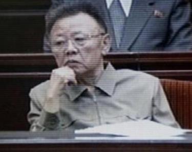 Chủ tịch Kim Jong-il trong lễ kỷ niệm 15 năm ngày mất 
của nguyên Chủ tịch Kim Nhật Thành.
