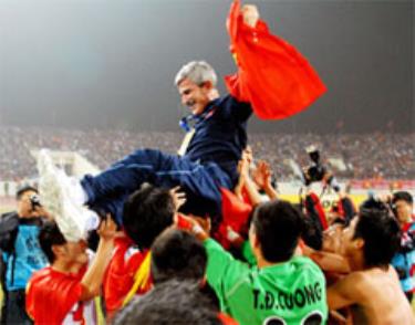 Thầy trò Calisto vô địch AFF Cup 2008, dù không có lợi thế đồng chủ nhà.  
