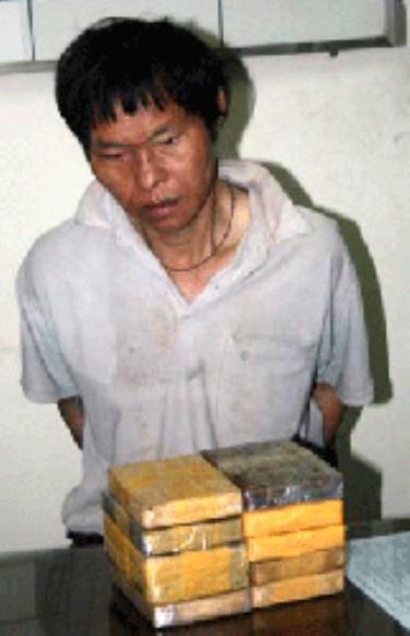 Giàng A Chu cùng 10 bánh heroin bị bắt.