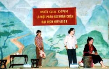 Đội thông tin lưu động tỉnh biểu diễn tuyên truyền phòng chống HIV/AIDS tại các xã vùng cao Văn Chấn.
