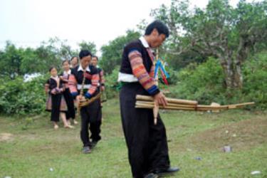 Khèn Mông với các vũ điệu dũng mãnh, trữ tình.