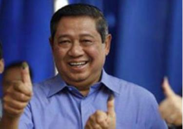 Tổng thống Indonesia Susilo Bambang Yudhoyono giơ ngón tay dính mực sau khi bỏ phiếu tại một trạm bầu cử ở quận Cikeas, Bogor, ngày 8/7.