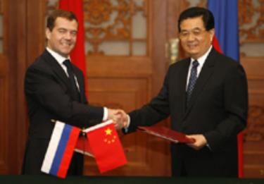 Tổng thống Nga Dmitry Medvedev (trái) và Chủ tịch Trung Quốc Hồ Cẩm Đào.