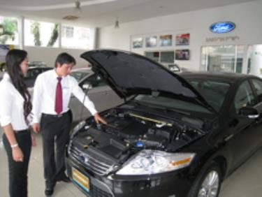 Khách hàng xem xe tại đại lý Saigon Ford.