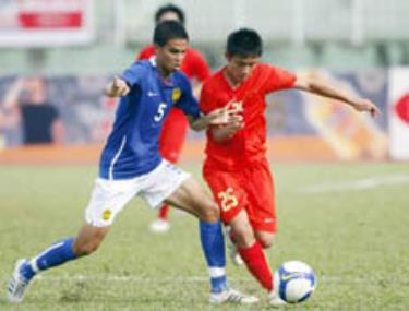 Pha tranh bóng của U19 Việt Nam (phải) trong trận tranh hạng 3.
