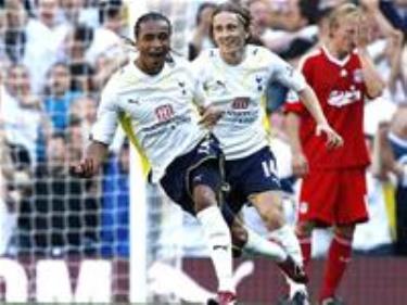 Assou-Ekotto (trái) mở hàng cho chiến thắng của Tottenham trong mùa giải mới.