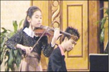 Hoàng Hồ Khánh Vân (12 tuổi, sơ cấp 5), giải nhất violon ở bảng thi dưới 13 tuổi