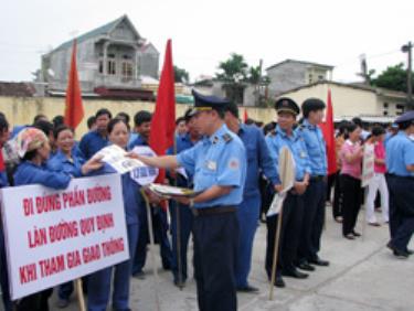 Đội Thanh tra Giao thông tỉnh Yên Bái phát tờ rơi tuyên truyền tới cán bộ ngành GTVT về thực hiện văn minh trong việc tham gia giao thông. (Ảnh: Quỳnh Nga)